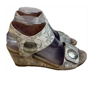 Taos Carousel 2 Multi Taupe Floral Wedge Women’s Size 8-8.5